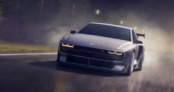 N 비전 74는 단 4초 만에 시속 100km에 도달하는 가속 성능과 최고 속도 시속 250km, 600km 이상의 주행 거리를 자랑합니다.