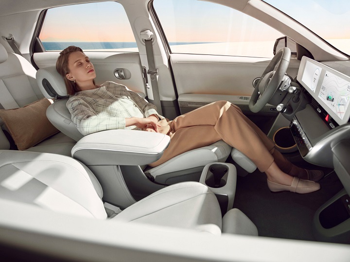 6前排座椅提供-零重力-倾角模式并配备腿托-创造更加舒适的车内休憩体验